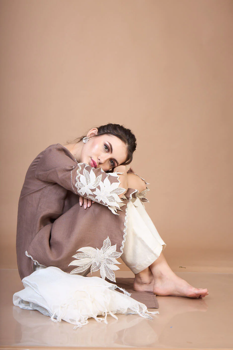 Cocoa Leaf Embroidered Linen Kurta Set - Image 2